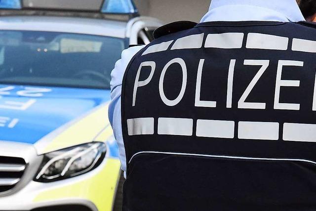 Verlorene Ladung verursacht auf B 3 bei Denzlingen Unfall mit zwei verletzten Polizisten