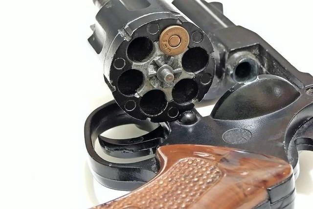 Rheinfelder schiet sich beim Putzen eines Revolvers in die Hand