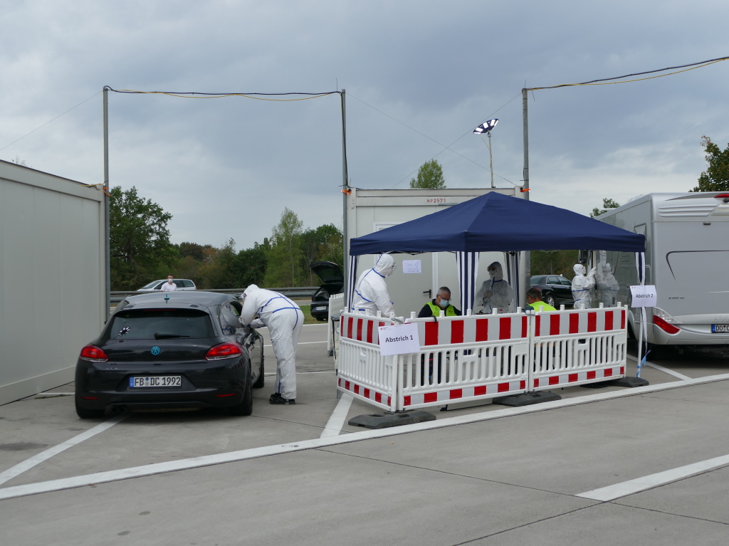 In einem eigens an der A5 bei Neuenburg eingerichteten Testzentrum knnen sich Urlaubsrckkehrer auf eine Coronainfektion testen lassen.