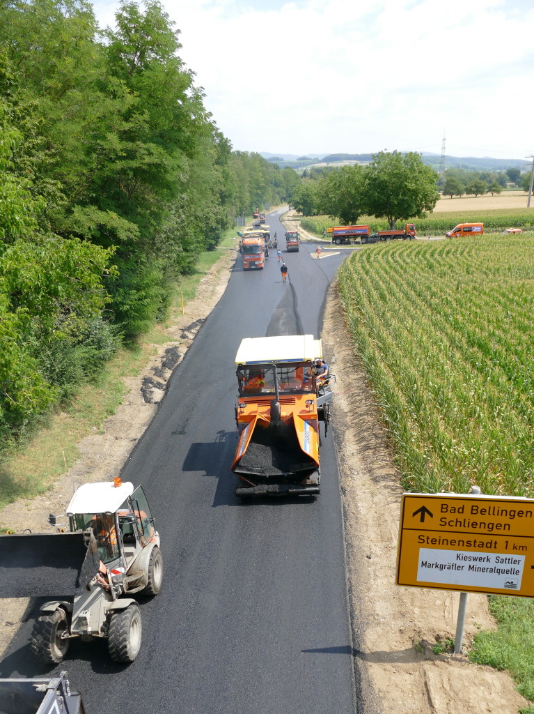 Wenn es 2020 ein Thema neben Corona in der Region gab, dann die vielen Straenbaustellen. Im Bild  die Arbeiten an der L134 bei Steinenstadt Ende Juli. Wichtige Projekte waren auch der neue B3-Kreisverkehr und  die Autobahnanschlussstelle.