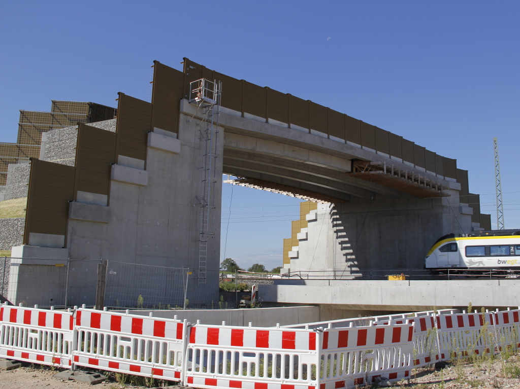 Groer Bau fr kleine Tiere: Die neue Fledermausbrcke ber die Rheintalbahn bei Hgelheim sorgt fr reichlich Gesprchsstoff. Mitte September stellt die Bahn das ungewhnliche Bauwerk offiziell vor.