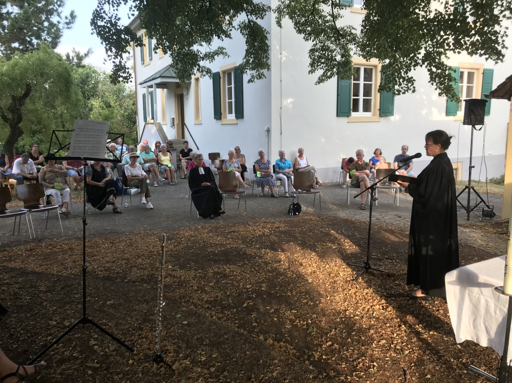 Auch die Kirchen entwickeln Alternativangebote und verlagern Aktivitten ins Freie. Im Bild der Gottesdienst zur Feier des Zusammenschlusses der Kirchengemeinde Hertingen und Tannenkirch-Riedlingen-Sitzenkirch am 1. August.