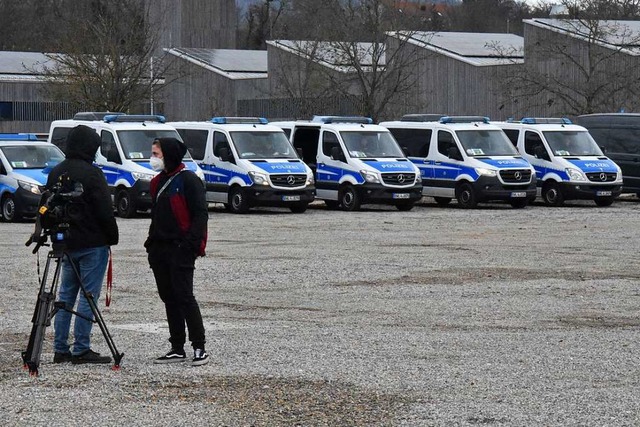 Medien und Polizei am Tag der ersten v...enen Querdenken-Demo in Weil am Rhein.  | Foto: Kathrin Ganter