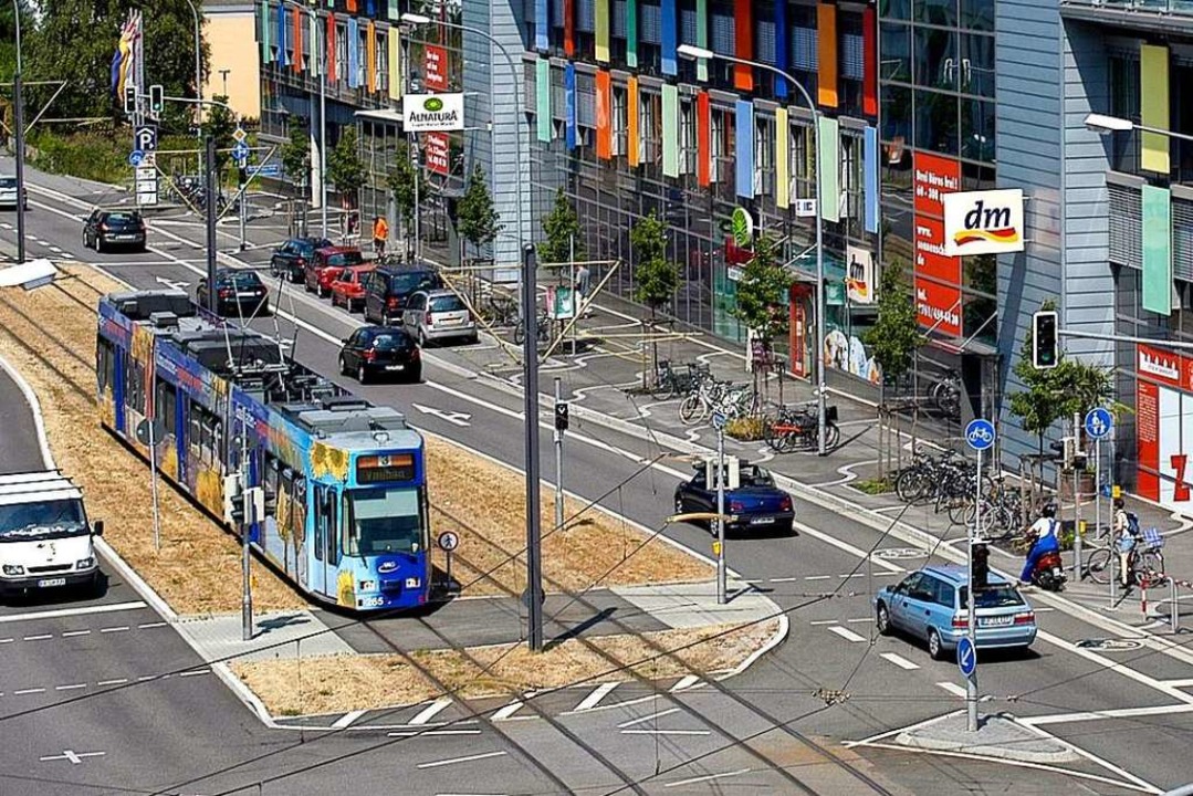 Eine Straenbahn vor dem Freiburger Stadtteil Vauban  | Foto: Ingo Schneider