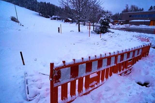 Ein von Warnbaken gesicherter Schneewa...n Parkplatz beim Skilift Ruhestein ab.  | Foto: Benedikt Spether