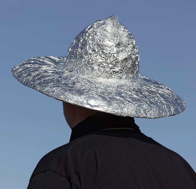 Ein Mann mit Aluhut bei einer Demonstration gegen die Corona-Manahmen.  | Foto: imageBROKER/Karl F. Schfmann via www.imago-images.de