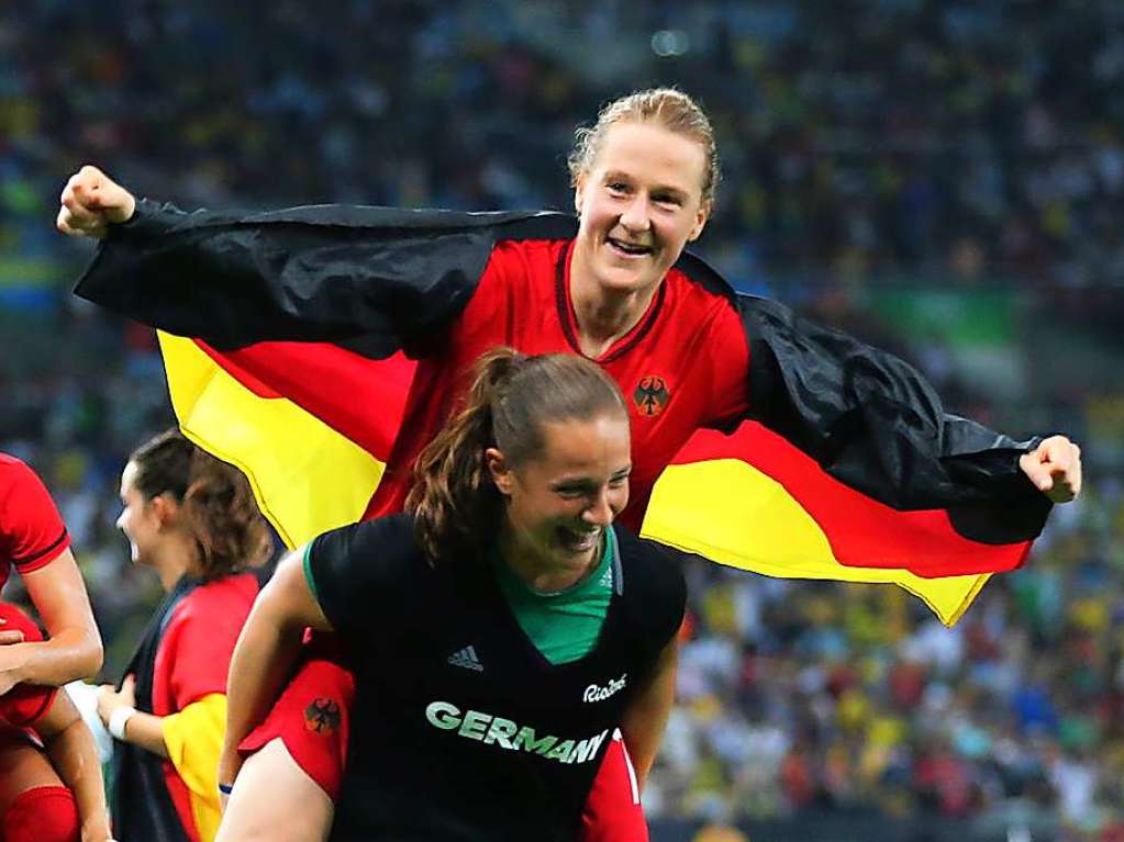 2016: Fuballerin Melanie Behringer (Wieden, oben) gewinnt mit der deutschen Nationalmannschaft Olympia-Gold in Rio, wird Torschtzenknigin des Turniers. Seit ihrem Karriereende 2019 ist Behringer als Jugendtrainerin beim SC Freiburg ttig.