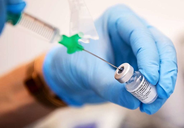 Eine Klinikmitarbeiterin  bereitet den... Biontech/Pfizer fr eine Impfung vor.  | Foto: Sven Hoppe (dpa)