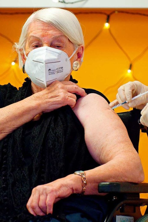 Gerne würden sich viele Senioren so ba...t gibt es zu wenige Impfdosen im Land.  | Foto: Henning Kaiser (dpa)