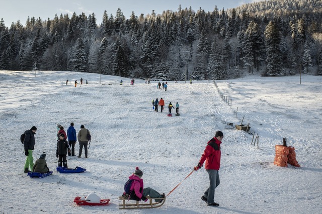 Bei Sonne und Schnee ist in den Bergen...211; auch whrend der Corona-Pandemie.  | Foto: Jean-Christophe Bott (dpa)