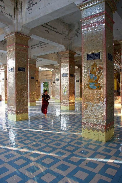 BZ-Redakteurin Theresa Steudel in einem Tempel in Myanmar.  | Foto: Pierre Durand