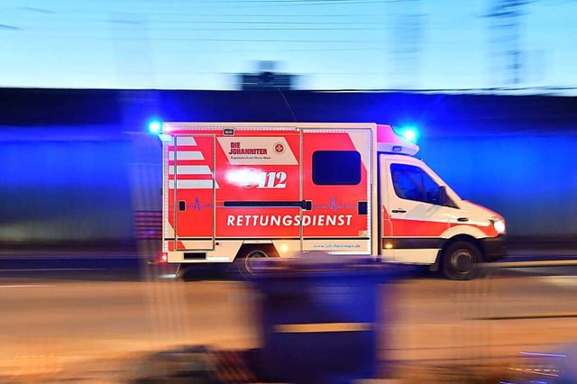Ein schwerer Verkehrsunfall hat sich a...Freiburg-Kappel ereignet (Symbolbild).  | Foto: Boris Roessler (dpa)