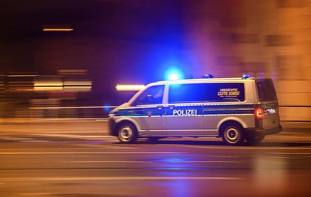 Die Polizei sucht zwei Raser, die sich...d Krozingen ein Duell geliefert haben.  | Foto: Robert Michael (dpa)