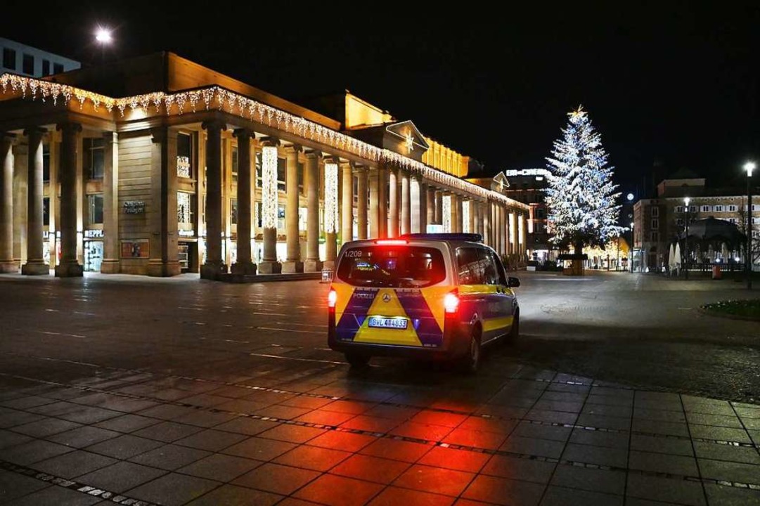 Ein Polizeiauto fhrt  whrend der nc...schenleeren Schlossplatz (Symbolbild).  | Foto: Marijan Murat (dpa)