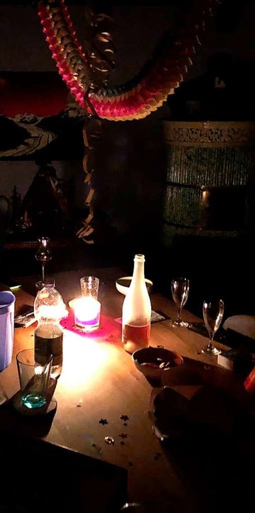 Wenn der Strom versagt: Feiern im Kerzenschein  | Foto: Ronja Vattes