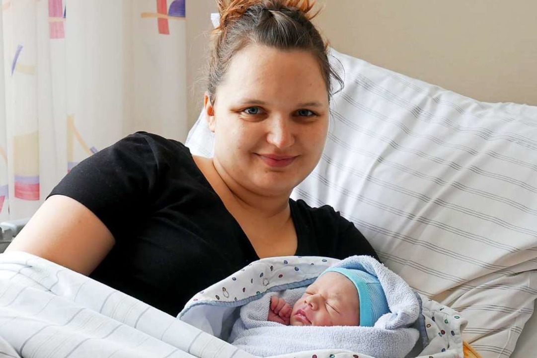 Nele kam als erstes Baby 2021 in der H...er und ihr Mann Stefan aus Gütenbach.   | Foto: Eva Korinth