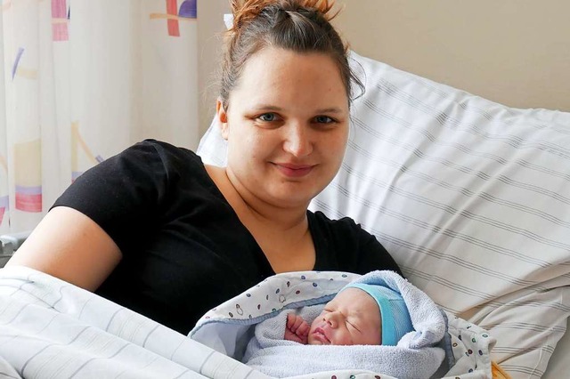 Nele kam als erstes Baby 2021 in der H...er und ihr Mann Stefan aus Gtenbach.   | Foto: Eva Korinth