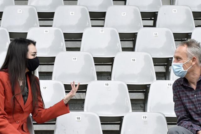 Mit gebotener Distanz: Sophie-Mayuko V...tian Streich im SC-Stadion in Freiburg  | Foto: Michael Bamberger