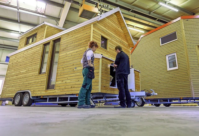 Montage von Tiny Houses   | Foto: Jens Bttner (dpa)