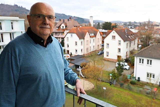 Walter Caroli auf dem Balkon seiner Wohnung  | Foto: Christoph Breithaupt