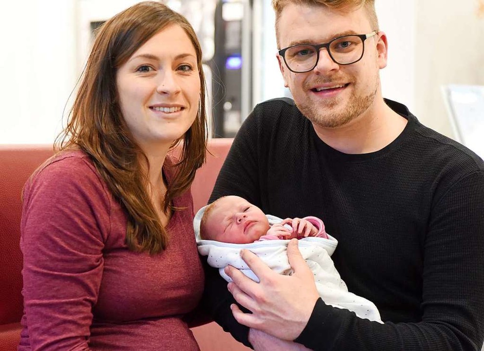 Blinzelt noch etwas vorsichtig in die ... ihren Eltern Elena und Philipp Glatt.  | Foto: Rita Eggstein