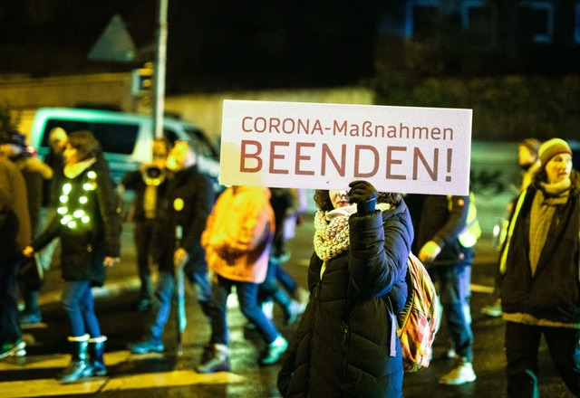 Einige Demonstrationen gegen die Coron...ung  gab es an Silvester in Stuttgart.  | Foto: Christoph Schmidt (dpa)