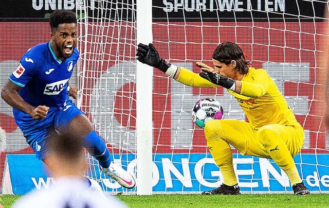 Ryan Sessegnon (links) traf im Dezember  zum   2:1 fr die TSG in  Gladbach.  | Foto: Marius Becker (dpa)