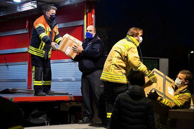 Feuerwehren aus ganz Baden-Wrttemberg... und fr den Weitertransport verpackt.  | Foto: Volker Mnch