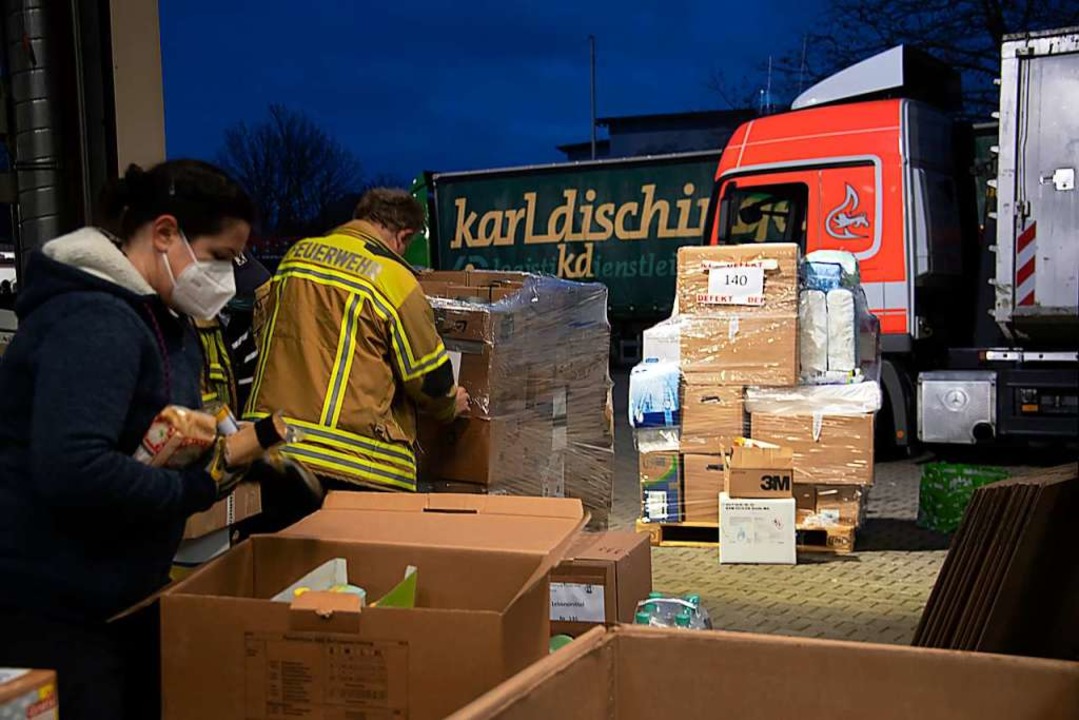 Feuerwehren aus ganz Baden-Württemberg... und für den Weitertransport verpackt.  | Foto: Volker Münch