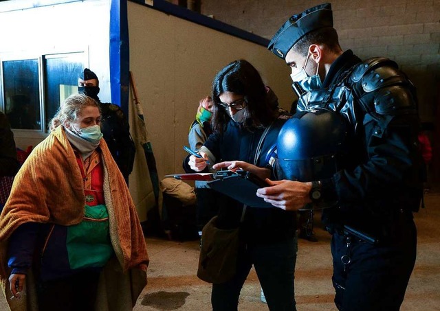 Polizisten notieren die Personalien vo... Hangar etwa 40 km sdlich von Rennes.  | Foto: Jean-Francois Monier (dpa)