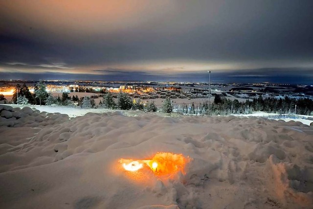 Eine Kerze brennt im Schnee fr die Opfer eines Erdrutsches.  | Foto: Haakon Mosvold Larsen (dpa)
