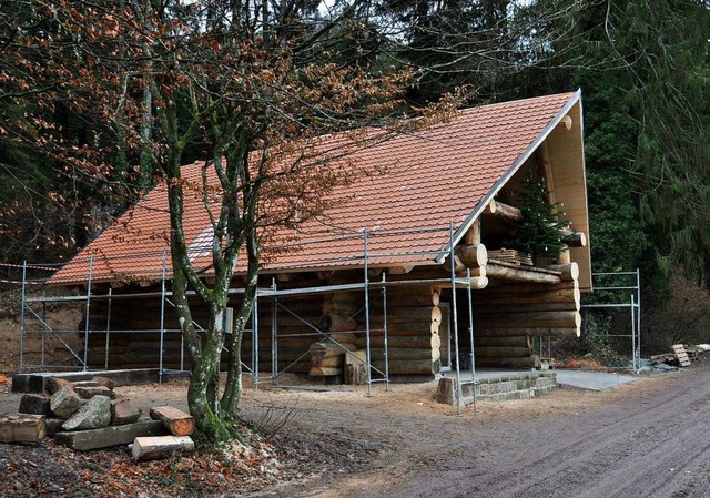 Rechtzeitig zum Jahreswechsel hat das Sulzer Blockhaus sein Dach bekommen.  | Foto: Dieter Fleig