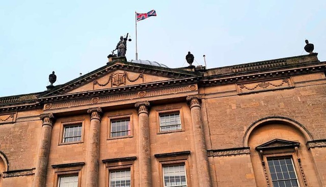 Die britische Flagge ber dem Rathaus ...wo die Offenburgerin Julia Puppe lebt.  | Foto: Barbara Puppe