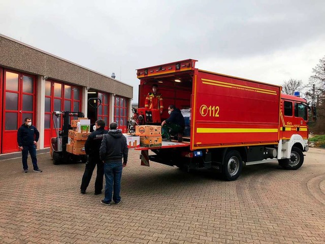 Mitglieder der Feuerwehr beladen in Emmendingen einen Transporter.  | Foto: Feuerwehr