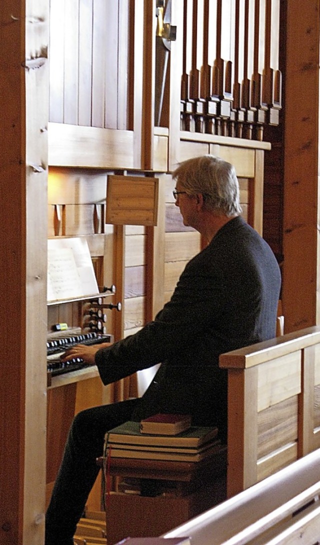 Berthold Weiger an der Orgel der evangelischen Christuskirche in St. Blasien.  | Foto: Ulrike Spiegelhalter