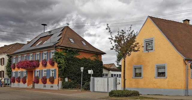 Auch wenn graue Wolken ber dem Projek...das Feuerwehrhaus hinter dem Rathaus.   | Foto: Martin Wendel