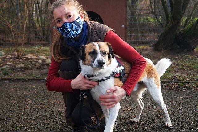 Tierpflegerin Julia Kranz von der Offenburger Tierherberge und Mischling Arius.  | Foto: Christine Storck-Haupt