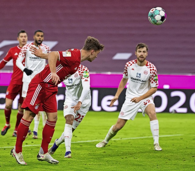 Beginn der Aufholjagd: Joshua Kimmich ...8211; am Ende gewannen die Bayern 5:2.  | Foto: Sven Hoppe (dpa)