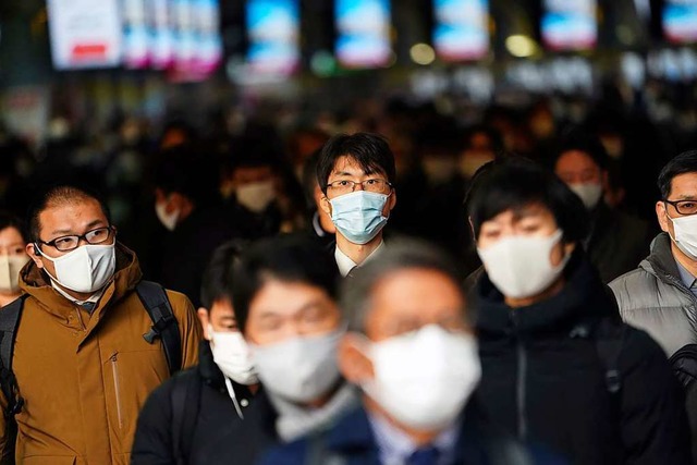 Im Maskentragen haben die Japaner reic... Mund- und Nasenschutz auf die Strae.  | Foto: Eugene Hoshiko (dpa)