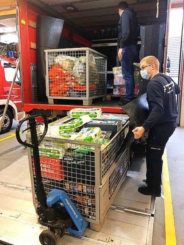 Mitglieder der Kanderner Feuerwehr ber...fr  Menschen im  Erdbebengebiet  vor.  | Foto: Privat