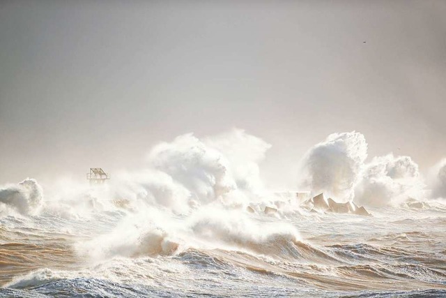 Heftige Wellen in der Nordsee vor Helgoland  | Foto: Christof Martin (dpa)