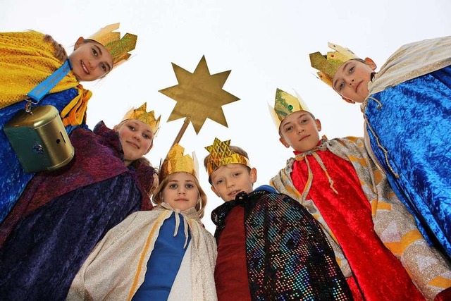 So war es vor Corona: Sternsinger aus ...unt gekleideten Kinder im Straenbild.  | Foto: Gabriele Fssler