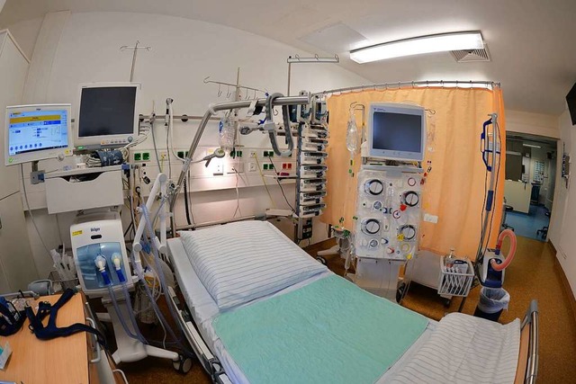 Eines von 85  Intensivbetten  im Orten...form der Kliniklandschaft vorbereitet.  | Foto: ddn