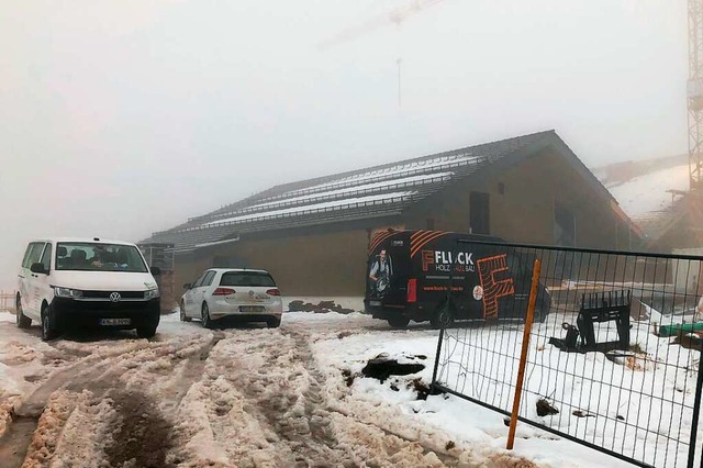 Tiefe Spuren im Schnee: Mancher Bauarb...Baustelle des Landkreises hinter sich.  | Foto: Felix Lieschke