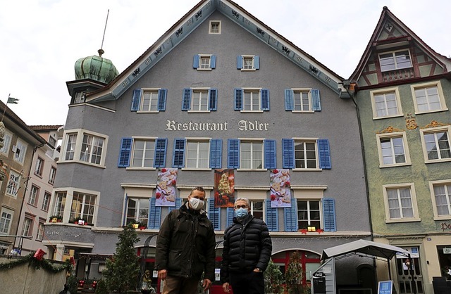 Stadtrat Andr Maier (links) und Vizea...schaften in der Laufenburger Altstadt.  | Foto: Dennis Kalt