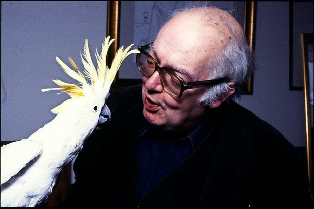 Friedrich Drrenmatt 1980 mit seinem K...Vogel dort zum Fliegen zwingen wollen.  | Foto: ullstein bild - RDB