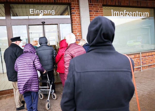 Hamburg, Prisdorf: Die ersten Seniorin...arten vor dem Eingang zum Impfzentrum.  | Foto: Christian Charisius (dpa)