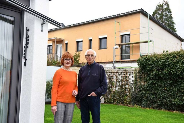 Das Ehepaar Franziska und Harald Carme...r Reihe aufgestockter Gebude umgeben.  | Foto: Rita Eggstein