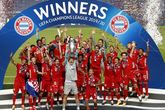 Der FC Bayern Mnchen macht das Triple...lar einer der Sportmomente des Jahres.  | Foto: Matthew Childs (dpa)