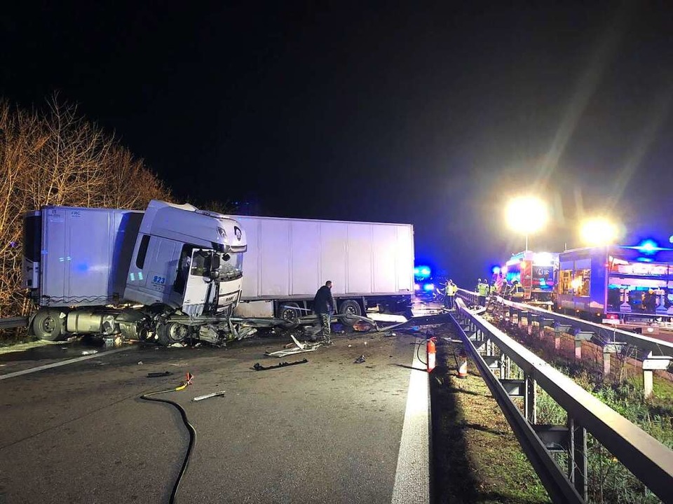 In den Morgenstunden kam es auf der Au...htung Freiburg gesperrt werden musste.  | Foto: Feuerwehr Emmendingen